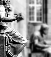 ARISTOTELES UND HOMER VOR DEM KOLLEGIENGEBAEUDE 1 DER UNIVERSITAET FREIBURG